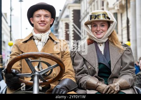 London, Großbritannien. 2. November 2024. Ein Paar in historischen Kostümen in ihrem Mercedes-Simplex, 1904, bei einer Ausstellung von Veteranenautos und mehr in der Pall Mall im St James’s Motorspektakel. Die Veteranenfahrzeuge werden am nächsten Morgen im RM Sotheby’s London zum Brighton Veteran Car Run gefahren, der zum 128. Mal mit Teilnehmern aus aller Welt stattfindet. Die Veranstaltung wird vom Royal Automobile Club außerhalb des Hauptsitzes ausgerichtet. Quelle: Stephen Chung / Alamy Live News Stockfoto