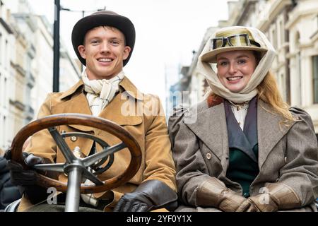 London, Großbritannien. 2. November 2024. Ein Paar in historischen Kostümen in ihrem Mercedes-Simplex, 1904, bei einer Ausstellung von Veteranenautos und mehr in der Pall Mall im St James’s Motorspektakel. Die Veteranenfahrzeuge werden am nächsten Morgen im RM Sotheby’s London zum Brighton Veteran Car Run gefahren, der zum 128. Mal mit Teilnehmern aus aller Welt stattfindet. Die Veranstaltung wird vom Royal Automobile Club außerhalb des Hauptsitzes ausgerichtet. Quelle: Stephen Chung / Alamy Live News Stockfoto