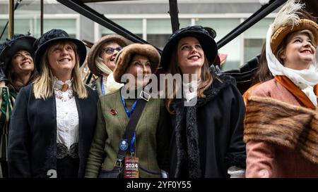 London, Großbritannien. 2. November 2024. Frauen in historischen Kostümen bei einer Ausstellung von Veteranenautos und mehr in der Pall Mall im St James’s Motoring Spectacle. Die Veteranenfahrzeuge werden am nächsten Morgen im RM Sotheby’s London zum Brighton Veteran Car Run gefahren, der zum 128. Mal mit Teilnehmern aus aller Welt stattfindet. Die Veranstaltung wird vom Royal Automobile Club außerhalb des Hauptsitzes ausgerichtet. Quelle: Stephen Chung / Alamy Live News Stockfoto