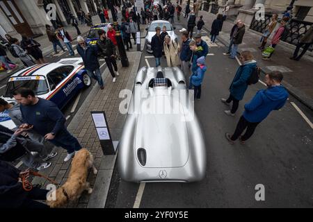 London, Großbritannien. 2. November 2024. Ein Mercedes-Benz W 196 R, 1955, bei einer Ausstellung von Veteranenautos und mehr in der Pall Mall im St James’s Motorspektakel. Die Veteranenfahrzeuge werden am nächsten Morgen im RM Sotheby’s London zum Brighton Veteran Car Run gefahren, der zum 128. Mal mit Teilnehmern aus aller Welt stattfindet. Die Veranstaltung wird vom Royal Automobile Club außerhalb des Hauptsitzes ausgerichtet. Quelle: Stephen Chung / Alamy Live News Stockfoto