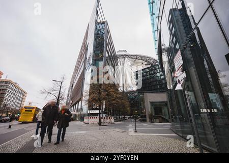 Der letzte Tag im Museum für Film und Fernsehen. Innerhalb von 8 Tagen erfährt das Museum für Film und Fernsehen einen Besucherrekord von 20.000 Besuchern innerhalb von 8 Tagen. Jetzt schließt das Museum seine Pforten vorerst. Die Deutsche Kinemathek zieht am 31. Oktober 2024 in Berlin am Potsdamer Platz um. (Foto von KreativMedia Press/NurPhoto) Stockfoto