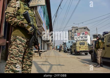 Srinagar, Indien. November 2024. Paramilitärische Truppen nehmen in Srinagar, der Sommerhauptstadt von Jammu und Kaschmir, Stellung in der Nähe des Schauplatzes eines Waffenschlages zwischen Regierungstruppen und einem Militanten. Drei Militanten, darunter ein Oberkommandeur, wurden bei zwei separaten Anti-Militanz-Operationen in Kaschmir getötet. Zwei Polizisten und zwei Männer der Central Reserve Police Force (CRPF) wurden bei den Operationen ebenfalls verletzt. Quelle: SOPA Images Limited/Alamy Live News Stockfoto