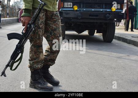 Srinagar, Indien. November 2024. Ein paramilitärischer Soldat trifft am Ort einer Waffenschlacht zwischen Regierungstruppen und einem Militanten in Srinagar ein, der Sommerhauptstadt von Jammu und Kaschmir. Drei Militanten, darunter ein Oberkommandeur, wurden bei zwei separaten Anti-Militanz-Operationen in Kaschmir getötet. Zwei Polizisten und zwei Männer der Central Reserve Police Force (CRPF) wurden bei den Operationen ebenfalls verletzt. Quelle: SOPA Images Limited/Alamy Live News Stockfoto