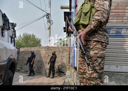 Srinagar, Indien. November 2024. Paramilitärische Truppen nehmen in Srinagar, der Sommerhauptstadt von Jammu und Kaschmir, Stellung in der Nähe des Schauplatzes eines Waffenschlages zwischen Regierungstruppen und einem Militanten. Drei Militanten, darunter ein Oberkommandeur, wurden bei zwei separaten Anti-Militanz-Operationen in Kaschmir getötet. Zwei Polizisten und zwei Männer der Central Reserve Police Force (CRPF) wurden bei den Operationen ebenfalls verletzt. Quelle: SOPA Images Limited/Alamy Live News Stockfoto