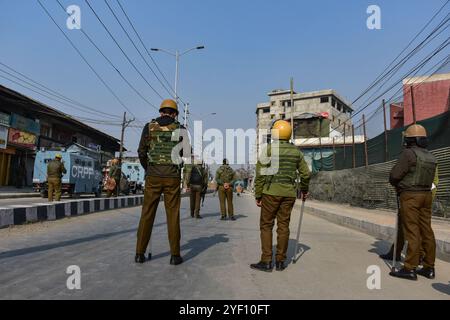 Srinagar, Indien. November 2024. Die Regierungskräfte sind in der Nähe des Schauplatzes einer Waffenschlacht zwischen Regierungstruppen und einem Militanten in Srinagar, der Sommerhauptstadt von Jammu und Kaschmir, wachsam. Drei Militanten, darunter ein Oberkommandeur, wurden bei zwei separaten Anti-Militanz-Operationen in Kaschmir getötet. Zwei Polizisten und zwei Männer der Central Reserve Police Force (CRPF) wurden bei den Operationen ebenfalls verletzt. Quelle: SOPA Images Limited/Alamy Live News Stockfoto