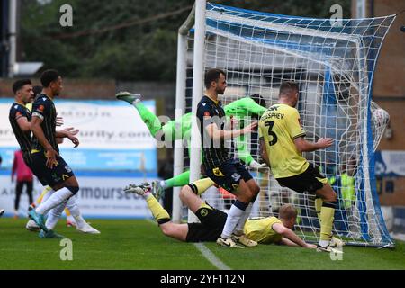 Southend, England. November 2024. Zach Mitchell trifft in der ersten Runde des Emirates FA Cup zwischen Southend United und Charlton Athletic in der Roots Hall, Southend. Kyle Andrews/Alamy Live News. Stockfoto