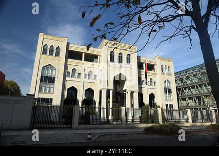 Die Botschaft der Vereinigten Arabischen Emirate mit einer Anmutung von Architektur des Mittleren Ostens in der Hiroshimastraße in Berlin-Tiergarten. // die Botschaft der Vereinigten Arabischen Emirate mit einem Eindruck nahöstlicher Architektur in der Hiroshimastraße in Berlin-Tiergarten. // nur redaktionelle Verwendung // Botschaft der Vereinigten Arabischen Emirate // Botschaft der Vereinigten Arabischen Emirate *** Botschaft der Vereinigten Arabischen Emirate mit einem Eindruck der nahöstlichen Architektur in der Hiroshimastraße in Berlin Tiergarten die Botschaft der Vereinigten Arabischen Emirate mit einem Eindruck des Nahen Ostens Stockfoto