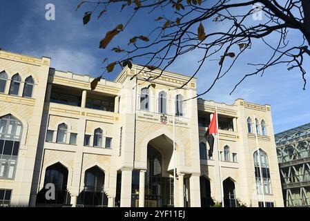 Die Botschaft der Vereinigten Arabischen Emirate mit einer Anmutung von Architektur des Mittleren Ostens in der Hiroshimastraße in Berlin-Tiergarten. // die Botschaft der Vereinigten Arabischen Emirate mit einem Eindruck nahöstlicher Architektur in der Hiroshimastraße in Berlin-Tiergarten. // nur redaktionelle Verwendung // Botschaft der Vereinigten Arabischen Emirate // Botschaft der Vereinigten Arabischen Emirate *** Botschaft der Vereinigten Arabischen Emirate mit einem Eindruck der nahöstlichen Architektur in der Hiroshimastraße in Berlin Tiergarten die Botschaft der Vereinigten Arabischen Emirate mit einem Eindruck des Nahen Ostens Stockfoto