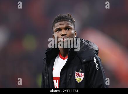 Leverkusen, Deutschland. November 2024. Fußball: Bundesliga, Bayer Leverkusen - VfB Stuttgart, Spieltag 9, BayArena: Stuttgarter El Bilal Touré steht am Ende des Spiels auf dem Spielfeld. Quelle: Rolf Vennenbernd/dpa/Alamy Live News Stockfoto