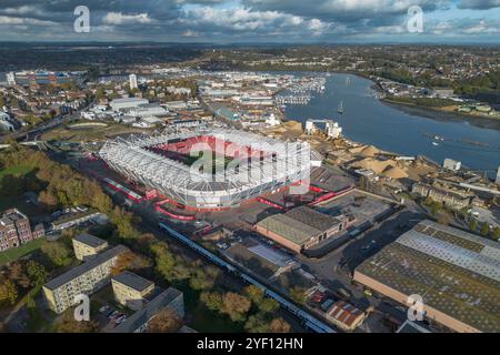 Aus der Vogelperspektive auf das St. Mary's Stadium, Heimstadion des Southampton FC, Southampton, Großbritannien. Stockfoto