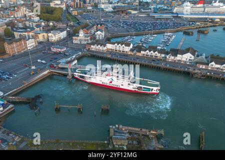 Aus der Vogelperspektive einer Fähre auf der Isle of Wight, die im ABP-Hafen von Southampton, Hampshire, Großbritannien ankommt. Stockfoto