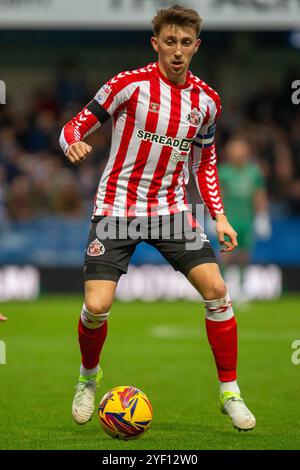 Dan Neil aus Sunderland am Samstag, den 2. November 2024, im Loftus Road Stadium in London beim Sky Bet Championship-Spiel zwischen den Queens Park Rangers und Sunderland. (Foto: David Watts | MI News) Credit: MI News & Sport /Alamy Live News Stockfoto