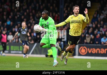 Southend, England. November 2024. Collin Andeng-NDI und Luke Berry während der ersten Runde des Emirates FA Cup zwischen Southend United und Charlton Athletic in der Roots Hall, Southend. Kyle Andrews/Alamy Live News. Stockfoto