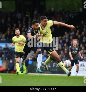 Southend, England. November 2024. Nathan Ralph und Miles Leaburn während der ersten Runde des Emirates FA Cup zwischen Southend United und Charlton Athletic in der Roots Hall, Southend. Kyle Andrews/Alamy Live News. Stockfoto