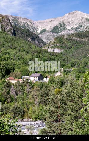 Alpenlandschaft im Var-Tal bei Villeneuve-d'Entraunes, Alpes-Maritimes, Frankreich Stockfoto