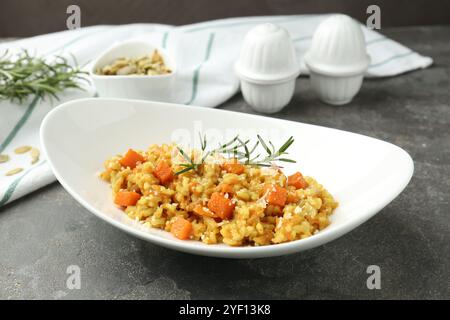 Köstliches Kürbisrisotto auf grauem Tisch, Nahaufnahme Stockfoto