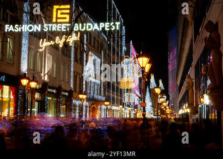 Eine mit Weihnachtsdekorationen geschmückte Straßenlandschaft auf dem Vorosmarty Square Adventsmesse Budapest, Ungarn - Dezember 30. 2023. Stockfoto