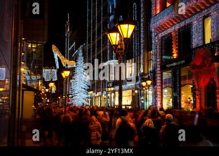 Eine mit Weihnachtsdekorationen geschmückte Straßenlandschaft auf dem Vorosmarty Square Adventsmesse Budapest, Ungarn - Dezember 30. 2023. Stockfoto