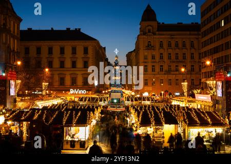 Weihnachten Adventsmesse mit bunten Lichtern auf dem Platz vor dem Stephansdom. Budapest, Ungarn - Dezember 30. 2023. Stockfoto