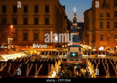 Weihnachten Adventsmesse mit bunten Lichtern auf dem Platz vor dem Stephansdom. Budapest, Ungarn - Dezember 30. 2023. Stockfoto