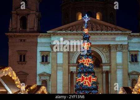 Weihnachten Adventsmesse mit bunten Lichtern auf dem Platz vor dem Stephansdom. Budapest, Ungarn - Dezember 30. 2023. Stockfoto