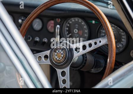 ESSEX, Großbritannien - 05. SEPTEMBER 2021: Lenkrad und defokusstes Armaturenbrett des E-TYPE-Oldtimers von Jaguar Stockfoto