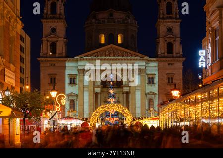 Weihnachten Adventsmesse mit bunten Lichtern auf dem Platz vor dem Stephansdom. Budapest, Ungarn - Dezember 30. 2023. Stockfoto