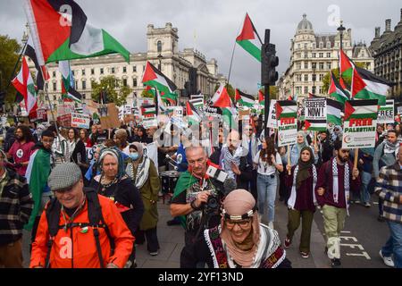 London, Großbritannien. November 2024. Pro-palästinensische Demonstranten passieren den Parlamentsplatz, während Tausende in Zentral-London in Solidarität mit Palästina und dem Libanon marschieren und ein Ende der israelischen Angriffe fordern. Quelle: Vuk Valcic/Alamy Live News Stockfoto