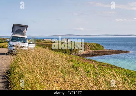 Wohnmobil parkt in Waulkmill Bay, Orkney Festland. Stockfoto