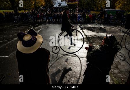 Prag, Tschechische Republik. November 2024. Radfahrer in Aktion während der Prager Meile, dem 30. Jahr der Velocipedisten auf Hochrädern, am 2. November 2024 in Prag, Tschechien. Quelle: Roman Vondrous/CTK Photo/Alamy Live News Stockfoto