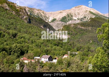 Alpenlandschaft im Var-Tal bei Villeneuve-d'Entraunes, Alpes-Maritimes, Frankreich Stockfoto