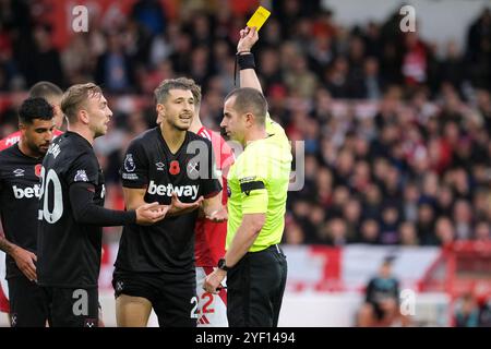 Nottingham, Großbritannien. November 2024. City Ground Stadium NOTTINGHAM, ENGLAND - 02. NOVEMBER: Schiedsrichter Peter Bankes zeigt eine gelbe Karte für Guido Rodríguez aus West Ham (L) während des Spiels der Premier League 2024/25 Matchweek 10 zwischen Nottingham Forest und West Ham United im City Ground Stadium am 2. November 2024 in Nottingham, England. (Paul Bonser/SPP) Credit: SPP Sport Press Photo. /Alamy Live News Stockfoto