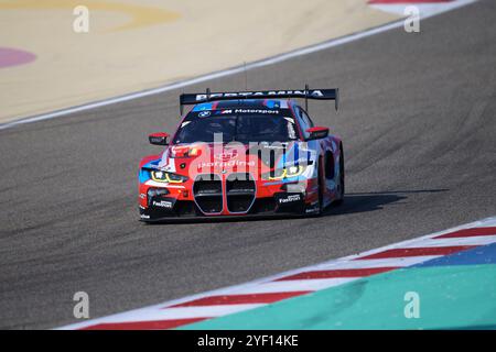 Sakhir, Bahrain. November 2024. TEAM WRT Nr. 31 – BMW M4 LMGT3, Darren Leung (GBR), Sean Gelael (IDN), Augusto Farfus (BH) während des Renntages. Ahmad Al Shehab/Alamy Live News. Stockfoto