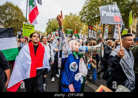 London, Großbritannien. November 2024. Palästinenser und Unterstützer marschieren vom Auswärtigen Amt zur US-Botschaft. In der 21. Nationalen Demonstration seit dem 7. Oktober letzten Jahres fordern sie weiterhin "einen sofortigen Waffenstillstand in Gaza und ein Ende des Völkermords; dass Israel die Hände vom Libanon nimmt: Dass der Krieg mit dem Iran gestoppt wird; und dass die USA und Großbritannien alle Waffenverkäufe an Benjamin Netanjahus Regierung stoppen. Organisiert von: Palestine Solidarity Campaign, Stop the war Coalition, Friends of Al-Aqsa und der Muslim Association of Britain. Guy Bell/Alamy Live News Stockfoto