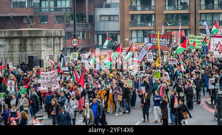 London, Großbritannien. November 2024. Über die Vauxhall-Brücke marschieren Palästinenser und Unterstützer vom Auswärtigen Amt zur US-Botschaft. In der 21. Nationalen Demonstration seit dem 7. Oktober letzten Jahres fordern sie weiterhin "einen sofortigen Waffenstillstand in Gaza und ein Ende des Völkermords; dass Israel die Hände vom Libanon nimmt: Dass der Krieg mit dem Iran gestoppt wird; und dass die USA und Großbritannien alle Waffenverkäufe an Benjamin Netanjahus Regierung stoppen. Organisiert von: Palestine Solidarity Campaign, Stop the war Coalition, Friends of Al-Aqsa und der Muslim Association of Britain. Guy Bell Stockfoto