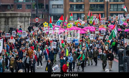 London, Großbritannien. November 2024. Über die Vauxhall-Brücke marschieren Palästinenser und Unterstützer vom Auswärtigen Amt zur US-Botschaft. In der 21. Nationalen Demonstration seit dem 7. Oktober letzten Jahres fordern sie weiterhin "einen sofortigen Waffenstillstand in Gaza und ein Ende des Völkermords; dass Israel die Hände vom Libanon nimmt: Dass der Krieg mit dem Iran gestoppt wird; und dass die USA und Großbritannien alle Waffenverkäufe an Benjamin Netanjahus Regierung stoppen. Organisiert von: Palestine Solidarity Campaign, Stop the war Coalition, Friends of Al-Aqsa und der Muslim Association of Britain. Guy Bell Stockfoto