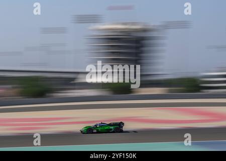 Sakhir, Bahrain. November 2024. Lamborghini Iron Lynx No.63 Hypercar - Lamborghini SC63, Mirko Bortolotti (ITA), Edoardo Mortara (ITA), Daniil Kvyat während des Renntages. Ahmad Al Shehab/Alamy Live News. Stockfoto