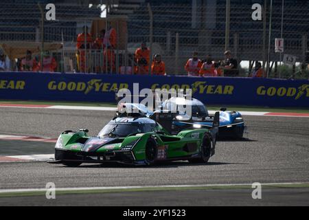 Sakhir, Bahrain. November 2024. Lamborghini Iron Lynx No.63 Hypercar - Lamborghini SC63, Mirko Bortolotti (ITA), Edoardo Mortara (ITA), Daniil Kvyat während des Renntages. Ahmad Al Shehab/Alamy Live News. Stockfoto