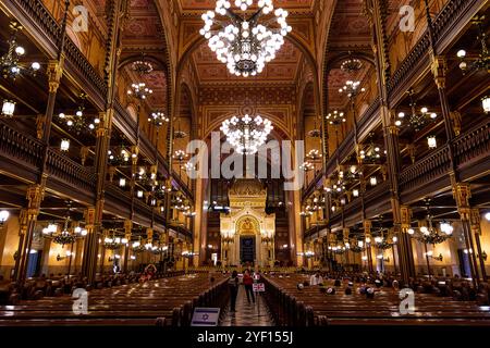 Die große Synagoge (Dohany Street Synagoge) - Innenschiff gegenüber der Arche mit Orgel hinter Budapest, Ungarn. Stockfoto