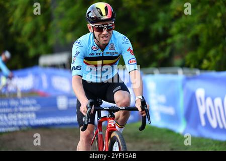 Pontevedra, Spanien. November 2024. Der belgische Eli Iserbyt wurde am Samstag, den 2. November 2024 in Pontevedra, Spanien, während der Vorbereitungen auf der Rennstrecke der morgigen Europameisterschaft im Cyclocross-Radsport in Pontevedra, dargestellt. BELGA FOTO DAVID PINTENS Credit: Belga News Agency/Alamy Live News Stockfoto