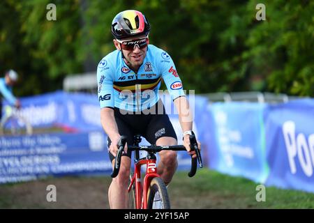 Pontevedra, Spanien. November 2024. Der belgische Eli Iserbyt wurde am Samstag, den 2. November 2024 in Pontevedra, Spanien, während der Vorbereitungen auf der Rennstrecke der morgigen Europameisterschaft im Cyclocross-Radsport in Pontevedra, dargestellt. BELGA FOTO DAVID PINTENS Credit: Belga News Agency/Alamy Live News Stockfoto