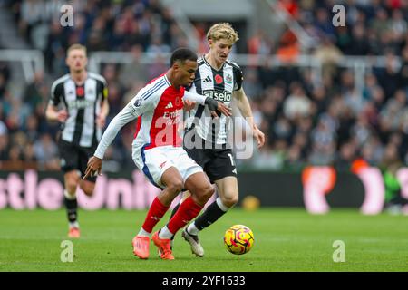 Arsenal-Verteidiger Gabriel (6) kämpft gegen Newcastle United Mittelfeldspieler Anthony Gordon (10) während des Spiels Newcastle United FC gegen Arsenal FC English Premier League in St. James' Park, Newcastle, England, Großbritannien am 2. November 2024 Credit: Every Second Media/Alamy Live News Stockfoto