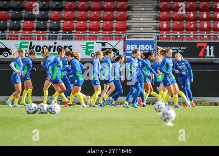 Rotterdam, Niederlande. November 2024. Rotterdam, Niederlande, 2. November 2024: Spieler des PSV wärmen sich während des Eredivisie Vrouwen Fußballspiels zwischen Excelsior Rotterdam und PSV im Van Donge & de Roo Stadionin Rotterdam auf. (Leiting Gao/SPP) Credit: SPP Sport Press Photo. /Alamy Live News Stockfoto