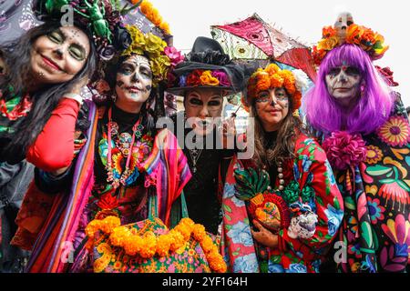 London, Großbritannien. November 2024. Die Teilnehmer, viele in lebendigen Gesichtsbemalungen und Kostümen, versammeln sich in der Columbia Road. Der jährliche Tag der Toten und die Parade auf und um die Columbia Road in grüßt den mexikanischen Tag der Toten, ein freudiger Anlass trotz seines Namens, der das Vergehen geliebter Menschen ehrt. Die Teilnehmer kommen in farbenfrohen Kostümen auf. Quelle: Imageplotter/Alamy Live News Stockfoto