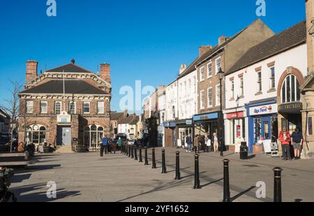 Northallerton Town Hall, Market Place und High Street, North Yorkshire, England, Großbritannien Stockfoto