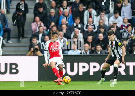 Arsenal-Stürmer Gabriel Jesus (9) kämpft gegen den Newcastle United-Verteidiger Tino Livramento (21) während des Spiels Newcastle United FC gegen Arsenal FC English Premier League in St. James' Park, Newcastle, England, Großbritannien am 2. November 2024 Credit: Every Second Media/Alamy Live News Stockfoto