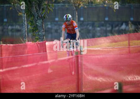 Pontevedra, Spanien, 2. November 2024: Der niederländische Radfahrer FEM Van Empel trainiert am zweiten Tag der Cyclocross-Europameisterschaft am 2. November 2024 in Pontevedra, Spanien. Quelle: Alberto Brevers / Alamy Live News. Stockfoto