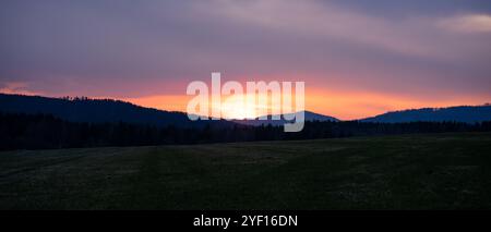 Wunderschöne Natur Sonnenuntergang über dem Horizont auf den Gipfeln des Berges Krkonose, Sonnenaufgang, Europa, Tschechische Republik, Berge, Hügel, weite Landlandschaft Stockfoto