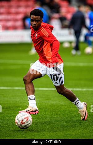 Kelly Nmai von Salford City FC im warm Up während des FA Cup First Round Spiels zwischen Salford City und Shrewsbury Town im Peninsula Stadium, Salford, am Samstag, den 2. November 2024. (Foto: Ian Charles | MI News) Credit: MI News & Sport /Alamy Live News Stockfoto