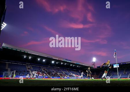 Heerenveen, Niederlande. November 2024. HEERENVEEN, NIEDERLANDE - 2. NOVEMBER: Allgemeine Ansicht des Stadions während des niederländischen Azerion Frauen-Eredivisie-Spiels zwischen sc Heerenveen und Feyenoord im Abe Lenstra Stadion am 2. November 2024 in Heerenveen, Niederlande. (Foto: Pieter van der Woude/Orange Pictures) Credit: Orange Pics BV/Alamy Live News Stockfoto